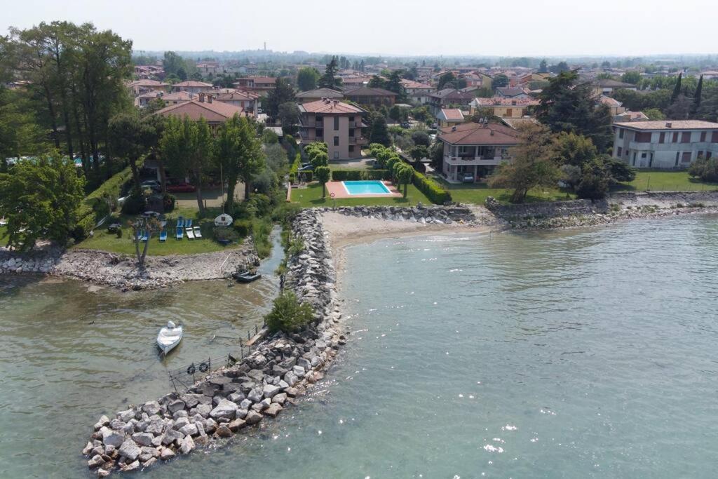 סירמיונה Incantevole Location Fronte Lago מראה חיצוני תמונה