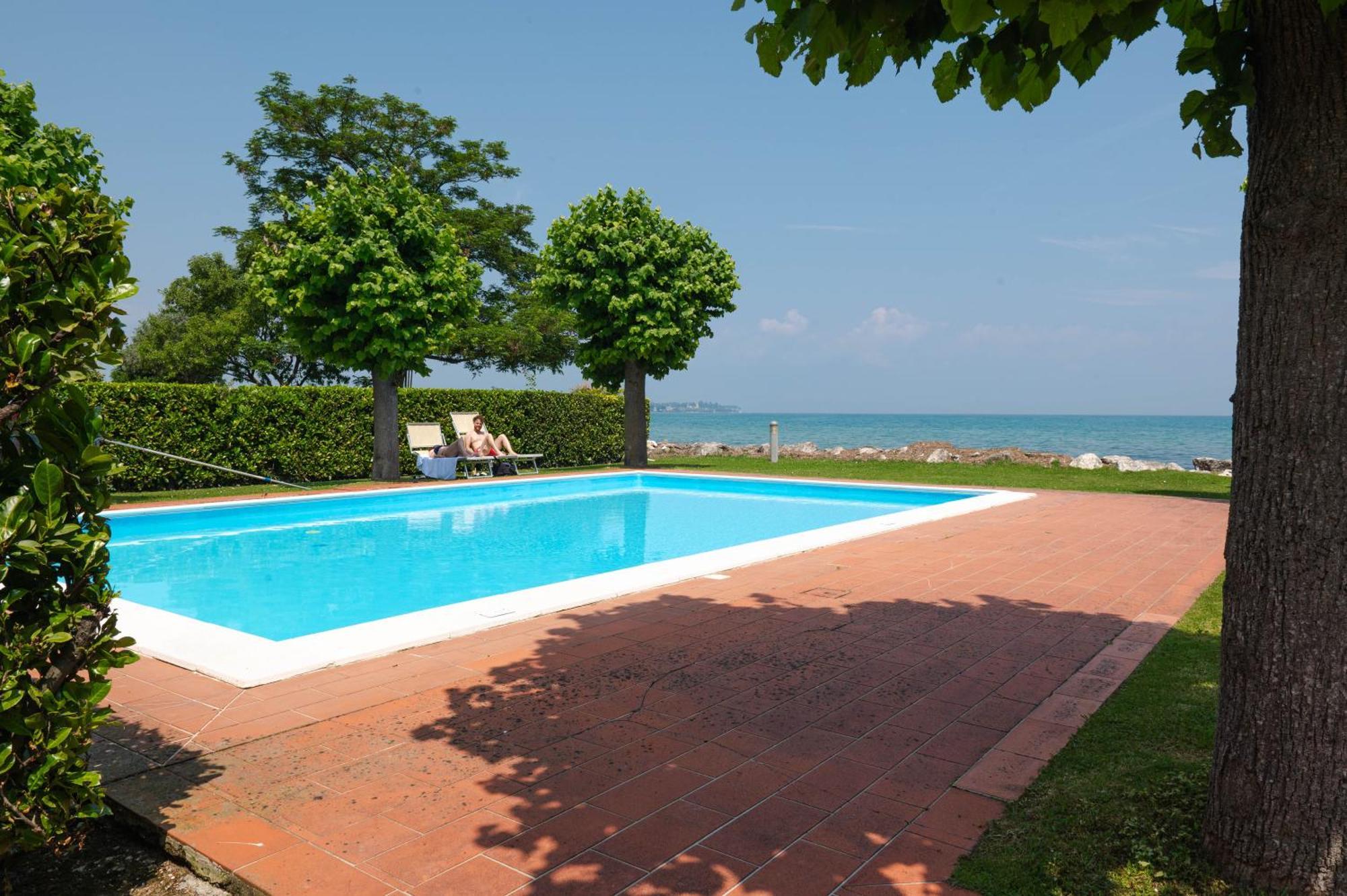 סירמיונה Incantevole Location Fronte Lago מראה חיצוני תמונה