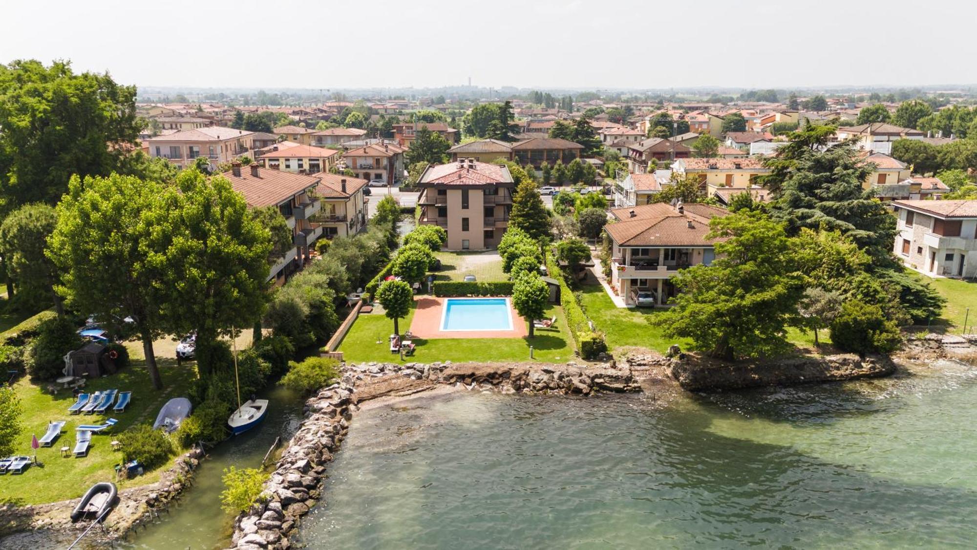 סירמיונה Incantevole Location Fronte Lago מראה חיצוני תמונה